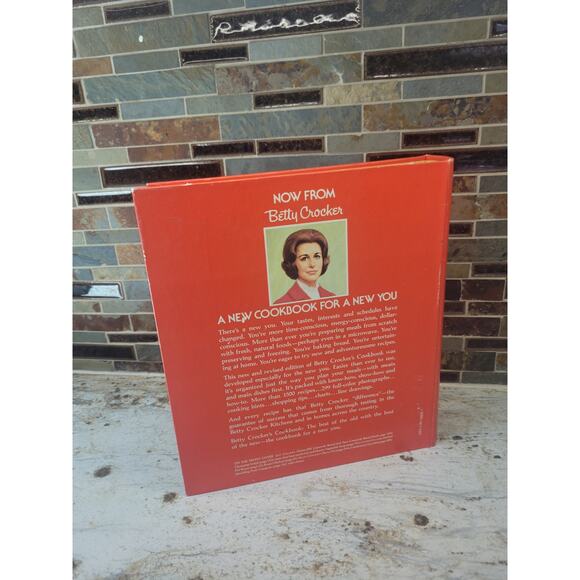 Vintage Betty Crocker Cookbook, Hardcover 5 Ring Binder 1978 New Revised Edition - Picture 2 of 8